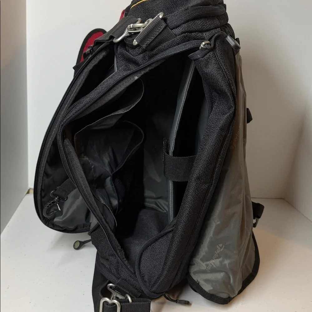 TaylorMade laptop computer/messenger bag, great look for the golfer at work